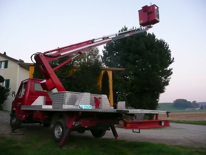 Teleskop-Hebebühne auf Lieferwagen - Hirschi Mietpark